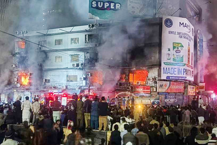 করাচিতে শপিং মলে ভয়াবহ অগ্নিকাণ্ড, নিহত ৫