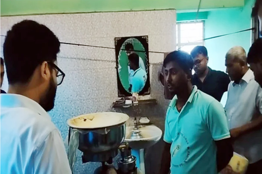 সাতক্ষীরায় পামঅয়েল ও খাবার সোডা দিয়ে তৈরি হচ্ছিল নকল দুধ