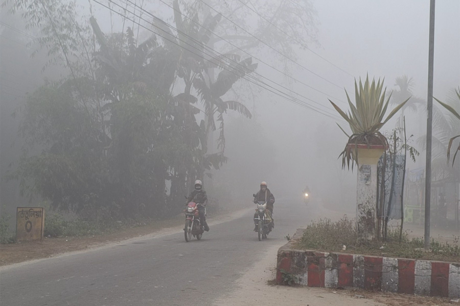 হিমেল বাতাস আর ঘন কুয়াশায় ঢাকা তেঁতুলিয়া