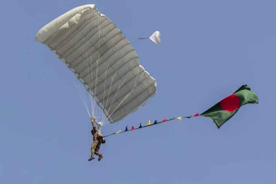বিজয় দিবসে ৫৪ পতাকা নিয়ে প্যারাট্রুপিং