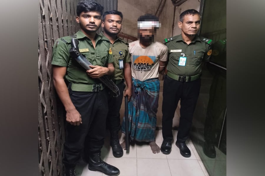 ফরিদপুরে অগ্রণী ব্যাংকের প্রধান শাখায় চুরির চেষ্টা ব্যর্থ করে এক ব্যক্তিকে আটক করেন আনসার সদস্যরা। ছবি: সংগৃহীত