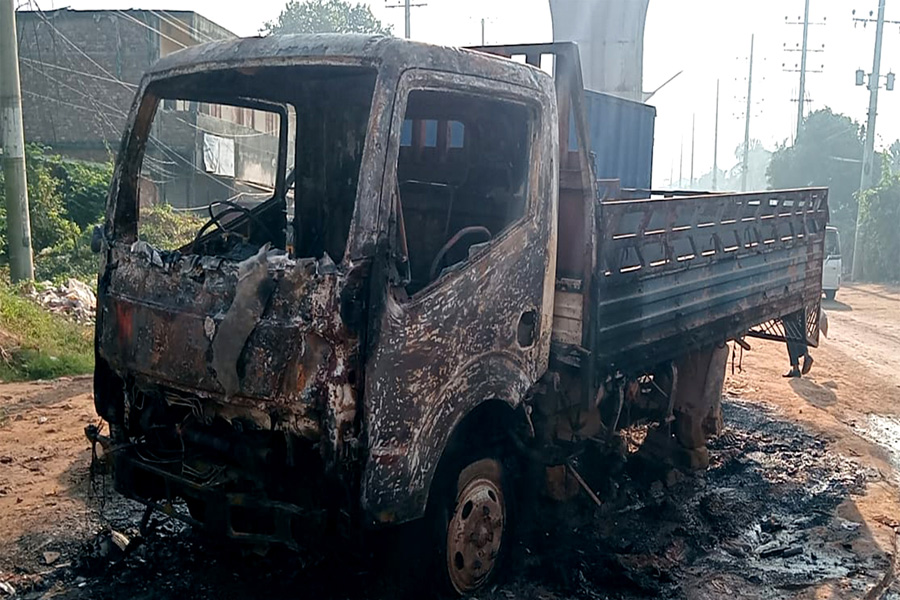 আশুলিয়ায় দুর্বৃত্তদের আগুনে পুড়লো পার্কিং করা পিকআপ