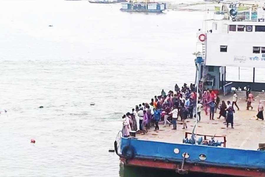 ফের পদ্মায় পড়ে গেল যাত্রীবাহী বাস