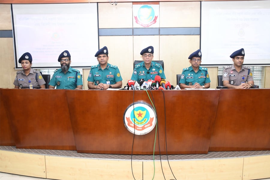 ডিএমপির নিয়মিত অভিযানে রাজধানীর বিভিন্ন এলাকা থেকে ৪৬৩ জনকে গ্রেপ্তার করেছে পুলিশ। ছবি: সংগৃহীত
