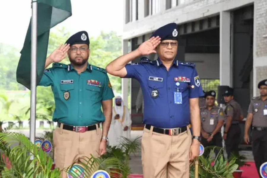 নতুন ইউনিফর্ম পরে দায়িত্ব পালন করছেন বাংলাদেশ পুলিশের সদস্যরা। ছবি: সংগৃহীত