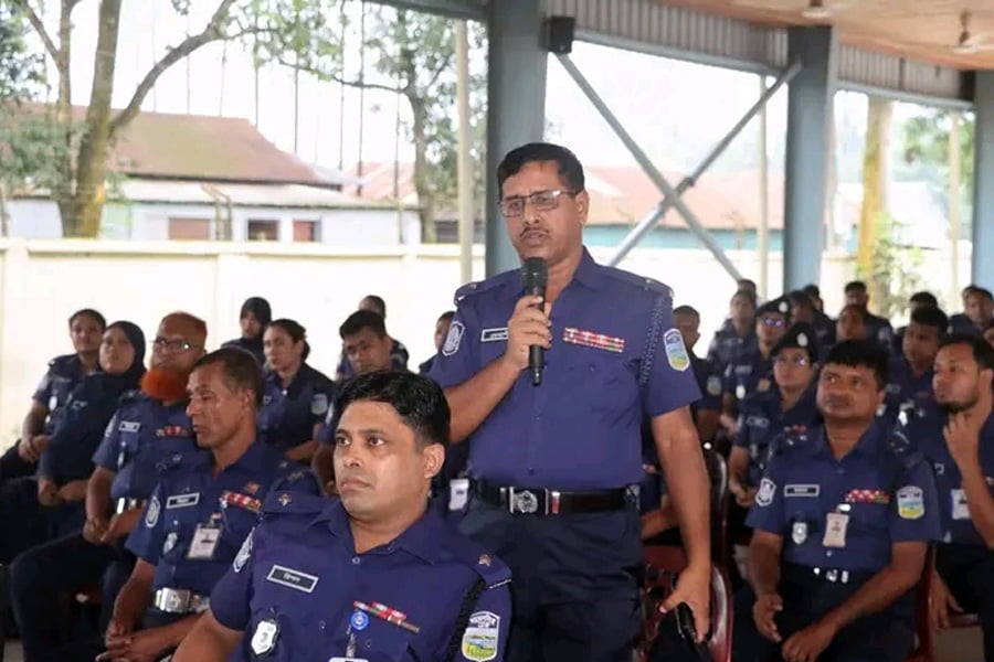শেরপুর পুলিশ লাইন্সে অনুষ্ঠিত জেলা পুলিশের মাসিক কল্যাণ সভায় বক্তব্য দেন পুলিশ সুপার এ কে এম জহিরুল ইসলাম। ছবি: ভিওডি বাংলা