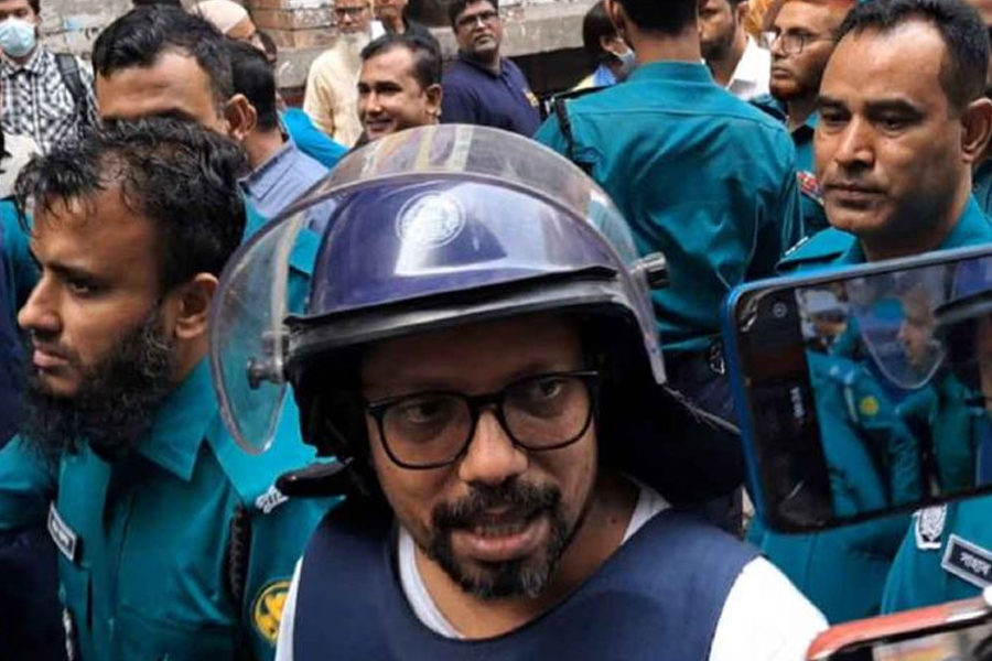 পলকের প্রিজনভ্যানে ডিম নিক্ষেপ