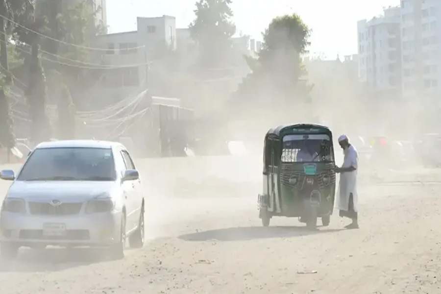দূষিত শহরের তালিকায় আজ শীর্ষে ঢাকা