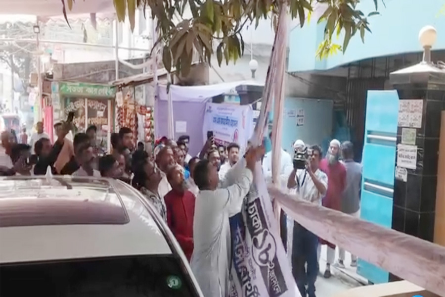 নিজ হাতে পোস্টার অপসারণে নেমেছেন এমপি জাহাঙ্গীর