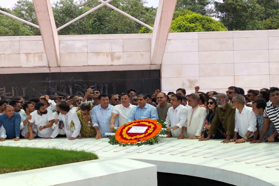 জিয়াউর রহমান ও খালেদা জিয়ার সমাধিতে নবনিযুক্ত বগুড়া সিটি প্রশাসকের শ্রদ্ধা