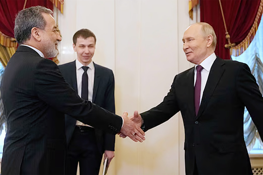 খামেনির বিশেষ বার্তা পৌঁছে দিলেন ইরানের আরাগচি