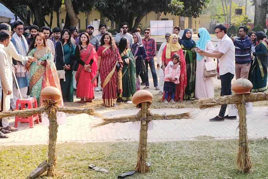 রাবিতে রাজাকারের প্রতিকৃতিতে জুতা নিক্ষেপ