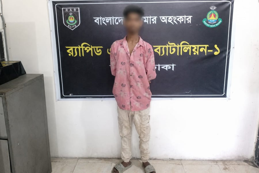 গুলশানে র‍্যাবের অভিযানে জব্দ করা বিদেশি মদ ও আটক পিকআপ। ছবি: সংগৃহীত