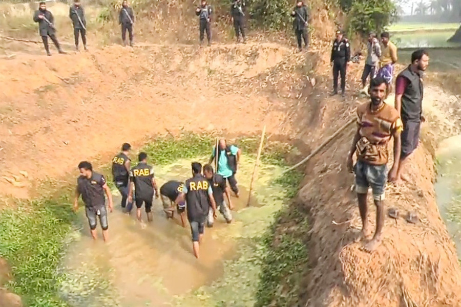 কটকবাজারে পুকুরে অভিযান, উদ্ধার বহু আগ্নেয়াস্ত্র