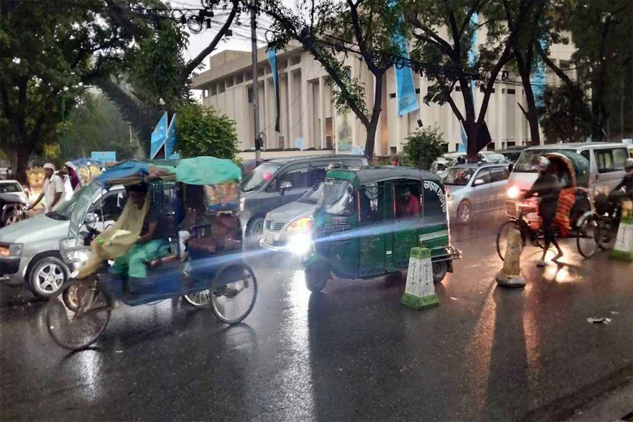 রাজধানীতে হঠাৎ ঝুম বৃষ্টি, দুর্ভোগে অফিসফেরত মানুষ