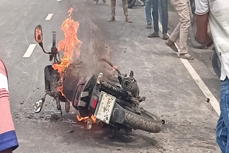 রাজারহাটে পেট্রোল লাইনে দাউদাউ করে জ্বলে উঠলো মোটরসাইকেল