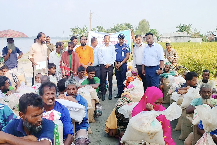 রাজারহাটে তিস্তায় সর্বস্বান্ত পরিবারগুলো পেল ত্রাণ ও নগদ সহায়তা