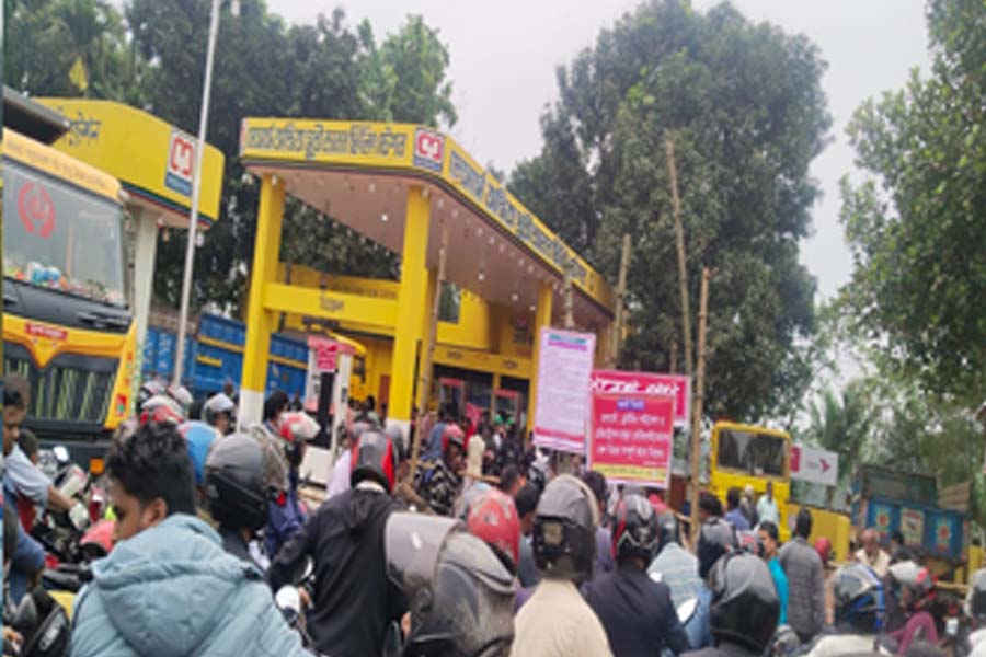 রাজারহাটে পেট্রোল পাম্পে দীর্ঘ লাইন, ব্যাহত জরুরি সেবা ও কৃষিকাজ