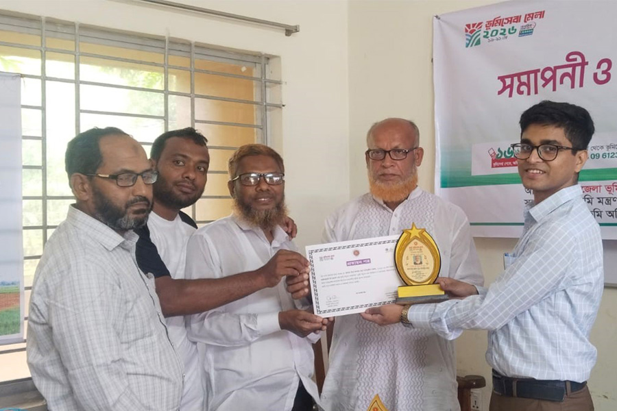 রাজারহাটে ভূমি সেবা মেলার সমাপনী, শ্রেষ্ঠ করদাতাদের সম্মাননা