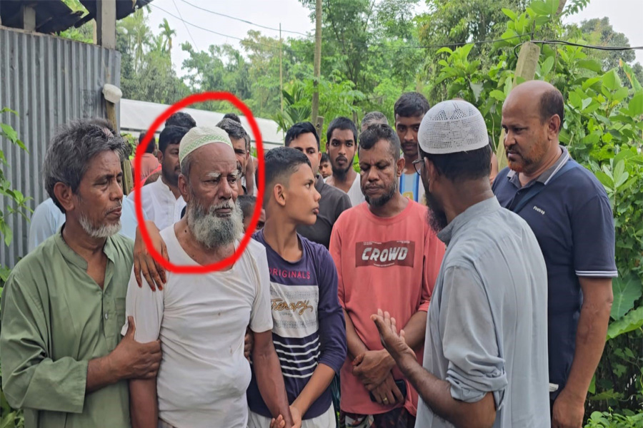 পুলিশের হস্তক্ষেপে স্ত্রীর জানাজায় স্বামী