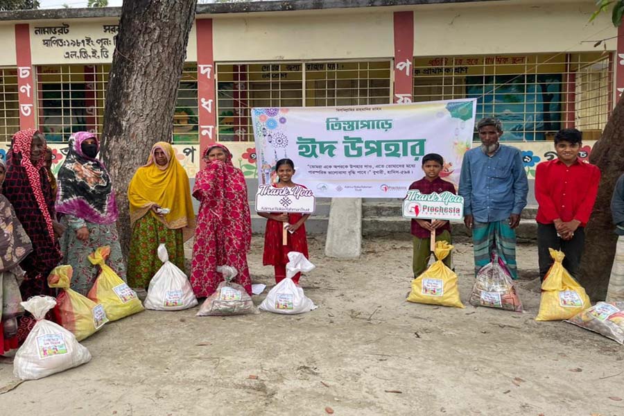 তিস্তা পাড়ের অসহায় পরিবারে শান্তি সংঘের ঈদ উপহার বিতরণ