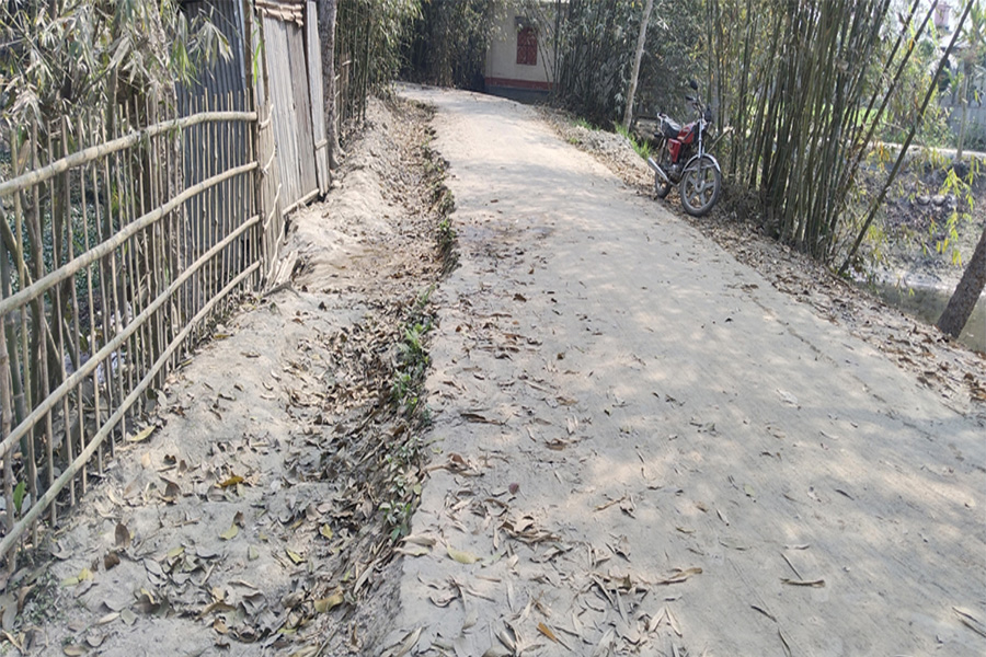 সাব-ঠিকাদারের দৌরাত্ম্যে থমকে আছে রাজারহাট-আনন্দবাজার সড়ক