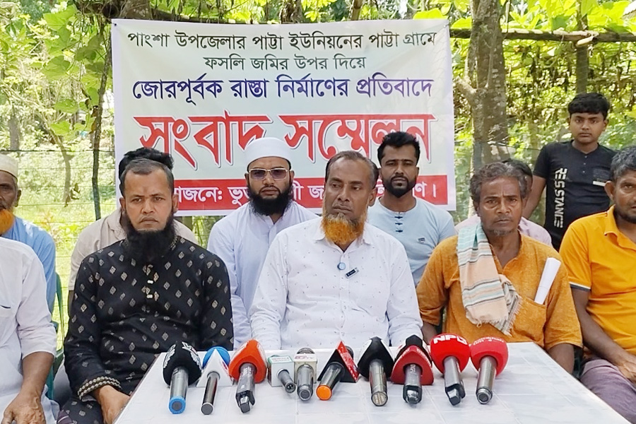 পাংশায় জোরপূর্বক কবরস্থানের রাস্তা নির্মাণের অভিযোগে সংবাদ সম্মেলন