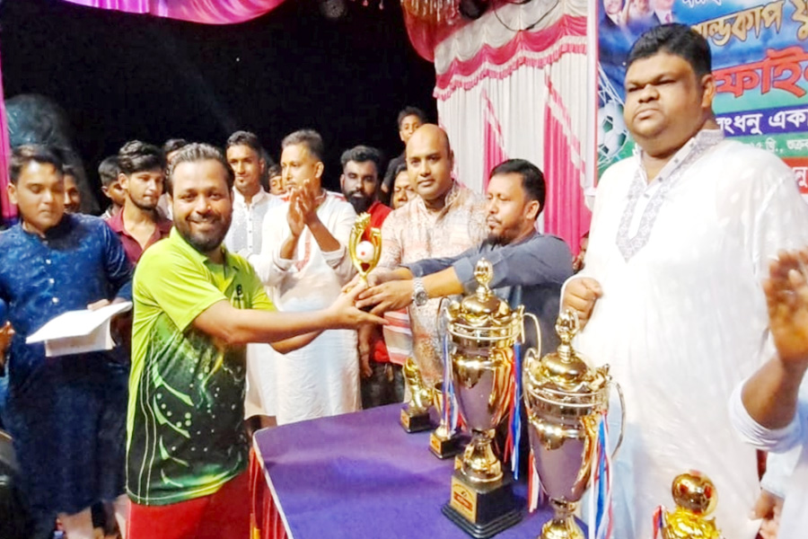 রাজবাড়ীতে কোকো স্মৃতি ফুটবলে দর্শকদের উপচেপড়া ভিড়