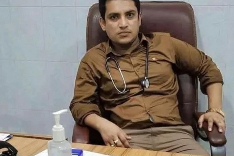 মাদারীপুরে প্রেমিকাকে ভিডিও কলে রেখেই গলায় ফাঁস চিকিৎসকের