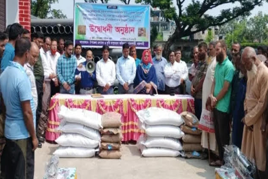 গোদাগাড়ীতে কৃষকের মাঝে সার-বীজ ও মৌবক্স বিতরণ