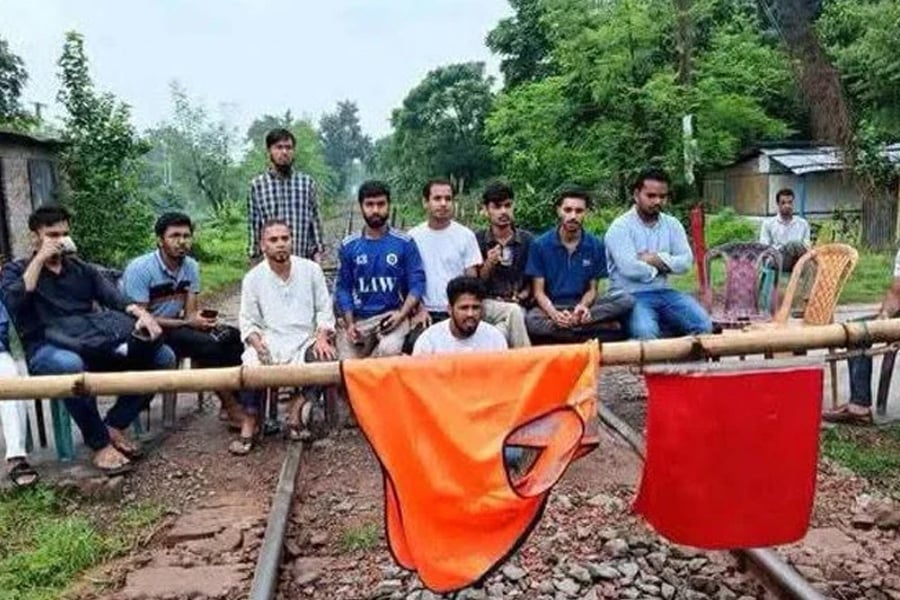 রাজশাহী বিশ্ববিদ্যালয়সংলগ্ন রেললাইনে অবস্থান নিয়ে বিক্ষোভ করছেন শিক্ষার্থীরা। ছবি: সংগৃহীত