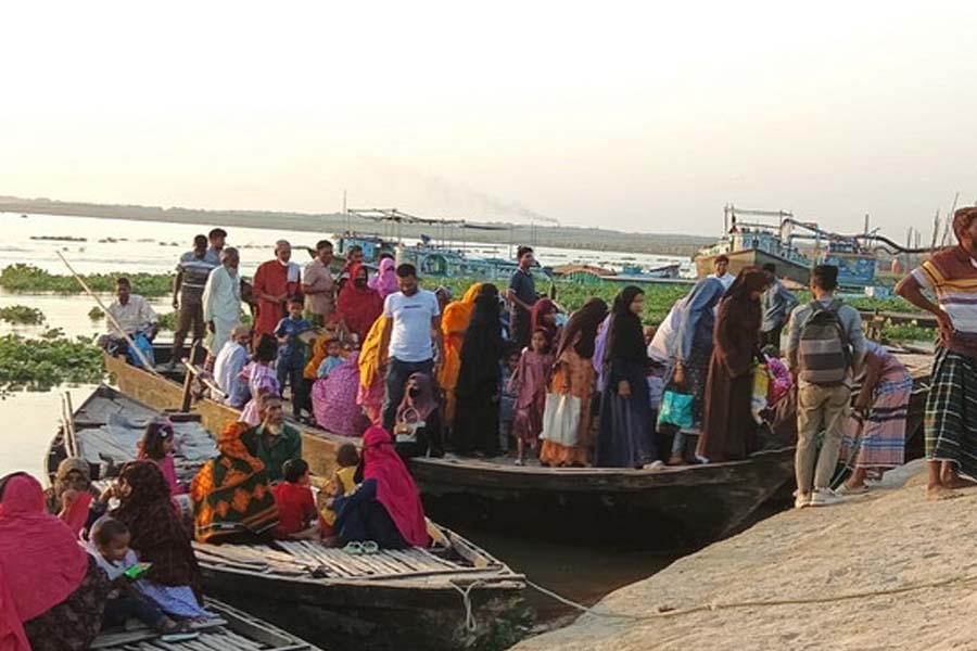 রাজশাহী গোদাগাড়ীর ঘাটে তেল সংকট, বিপাকে হাজারো মানুষ