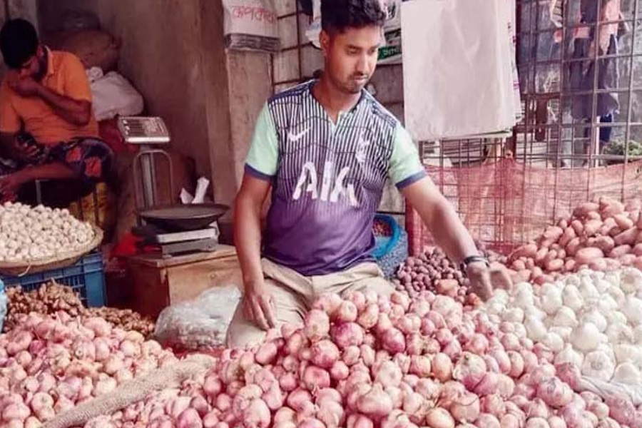 রাজশাহীতে রেকর্ড পরিমাণ পেঁয়াজ চাষ, দামে হতাশ চাষিরা