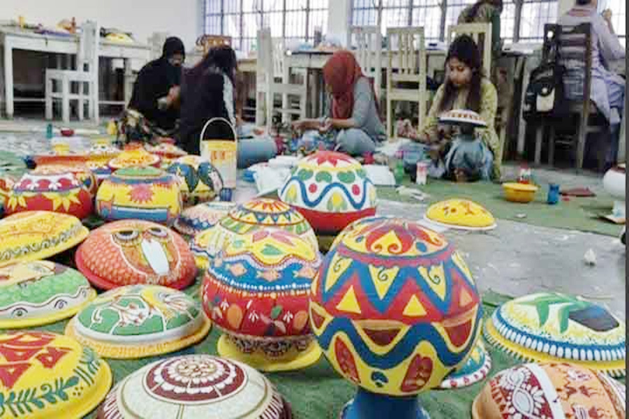 রাজশাহী বিশ্ববিদ্যালয়ে বর্ষবরণের প্রস্তুতিতে ব্যস্ত শিক্ষার্থীরা