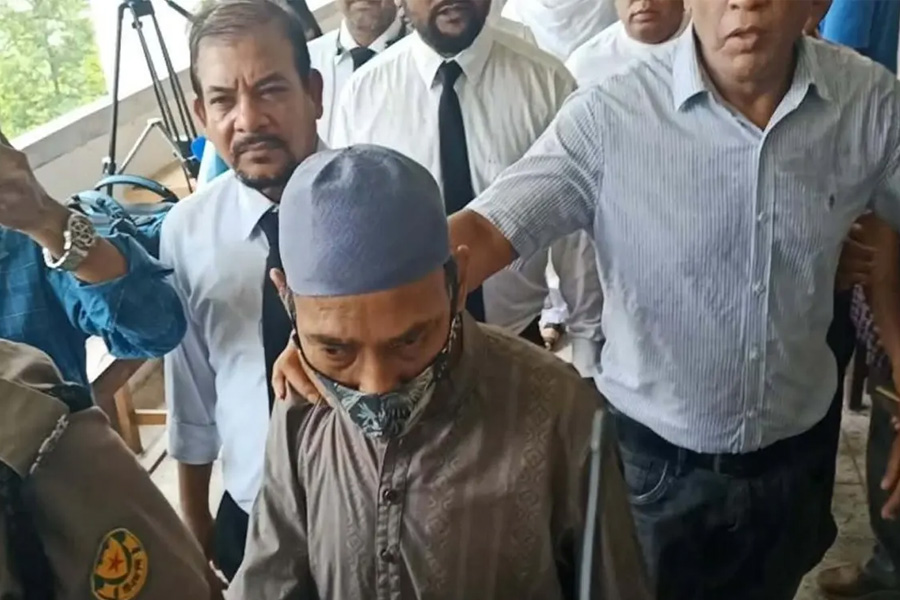 মেয়ে হত্যার রায় শুনতে আদালতে উপস্থিত বাবা
