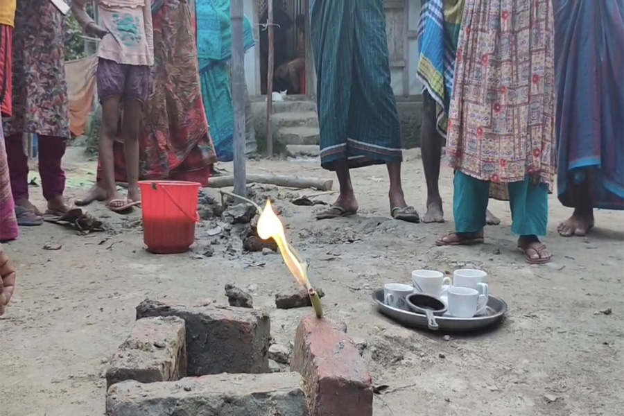 রাঙ্গাবালীতে নলকূপ দিয়ে বের হচ্ছে গ্যাস, জ্বলছে আগুন