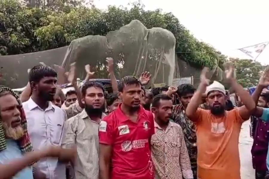রাঙ্গাবালীতে বিদ্যুৎ বিভ্রাটের প্রতিবাদে অটোচালকদের বিক্ষোভ