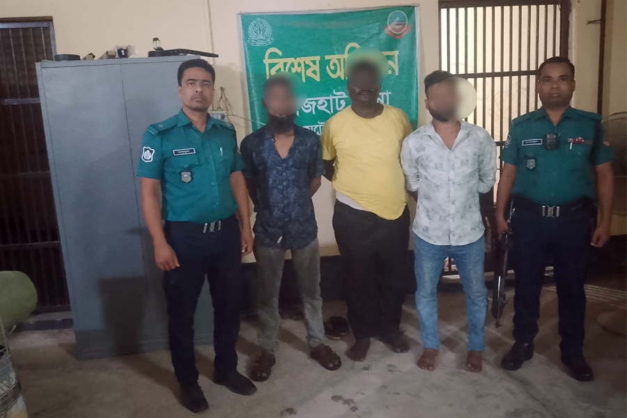 রংপুরে টিকিট কালোবাজারিদের বিরুদ্ধে অভিযান, গ্রেপ্তার ৩