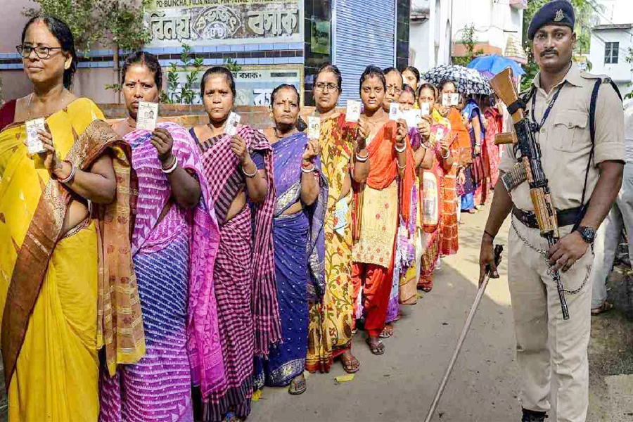 পশ্চিমবঙ্গে পুনর্নির্বাচন: সকাল থেকেই ভোটকেন্দ্রে দীর্ঘ লাইন
