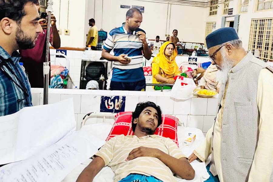 আহত শিক্ষার্থীদের খোঁজে চমেক হাসপাতালে ধর্মবিষয়ক উপদেষ্টা