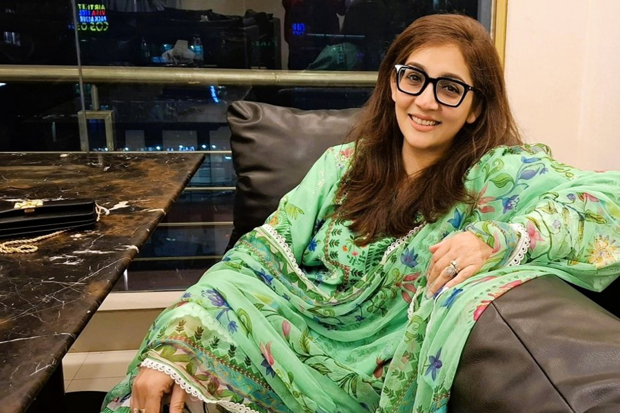 দীর্ঘদিন আড়ালে থাকার পর রিয়ার হঠাৎ আবির্ভাব