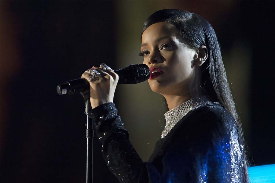 রিহানার বাড়িতে গুলিবর্ষণ, সন্দেহভাজন নারী আটক