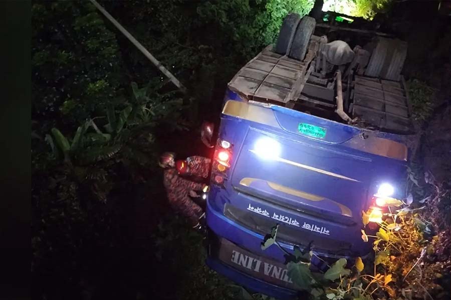 বরিশালে ৩০ যাত্রী নিয়ে বাস খাদে