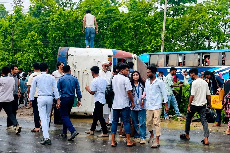 বনভোজনের বাস উল্টে ২০ শিক্ষার্থী আহত