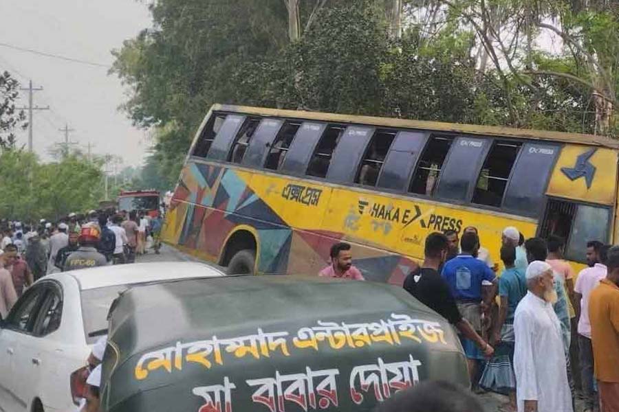 সিরাজগঞ্জে বাসচাপায় অটোভ্যানের তিন আরোহী নিহত