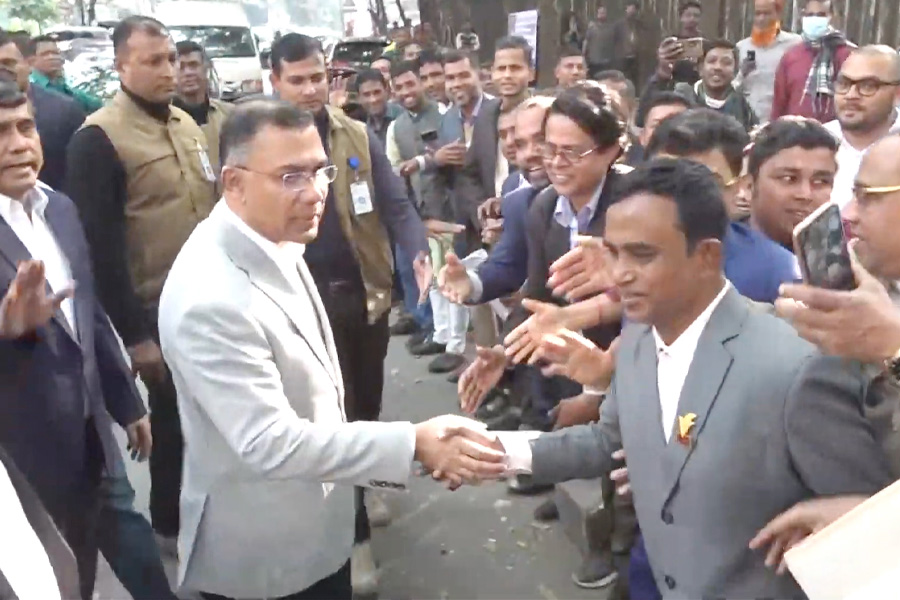 রাস্তায় দাঁড়িয়ে নিয়োগপ্রত্যাশী শিক্ষকদের দাবি শুনলেন