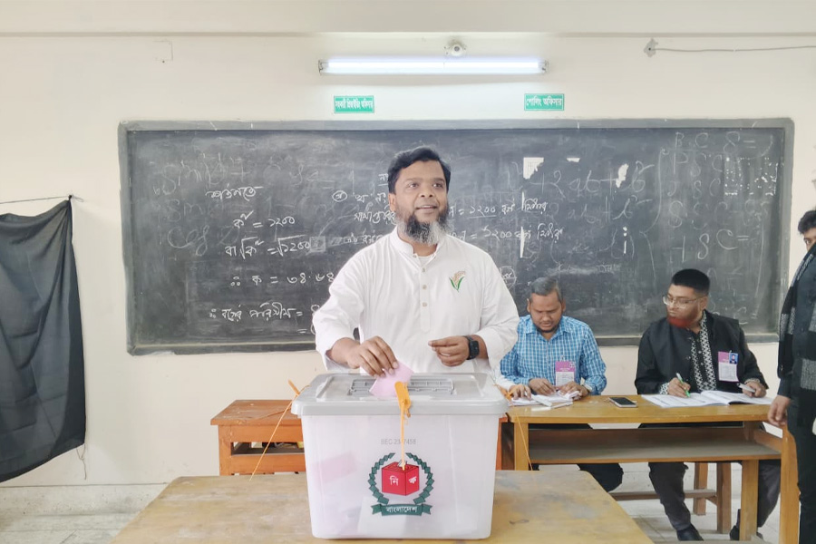 শ্যামপুর নিজ কেন্দ্রে ভোট দিলেন ঢাকা-৪ আসনের রবিন
