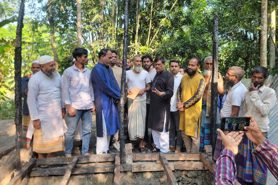 জীবিকার একমাত্র দোকান পুড়িয়ে ছাই, সহায়তায়  রহমাতুল্লাহ