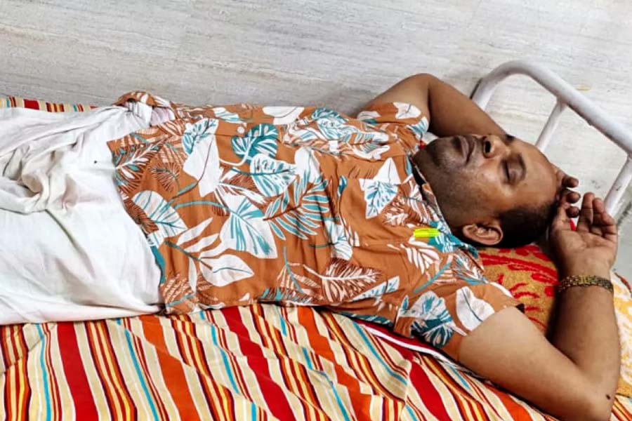 বগুড়ায় এসআইকে ছুরিকাঘাত করে মামলার নথিপত্র ছিনতাই