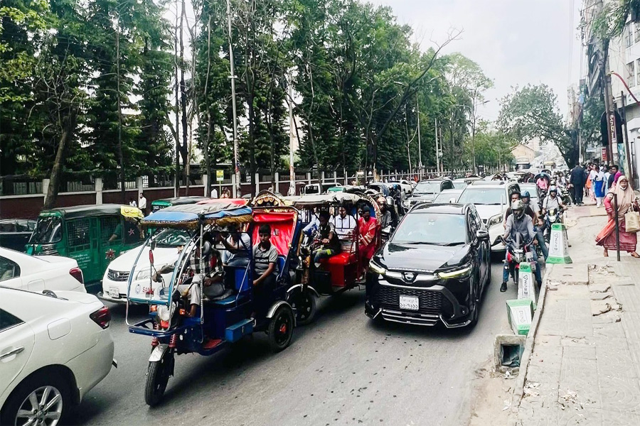 ঢাকার সড়কে তীব্র যানজট, দুর্ভোগে এসএসসি পরীক্ষার্থীরা
